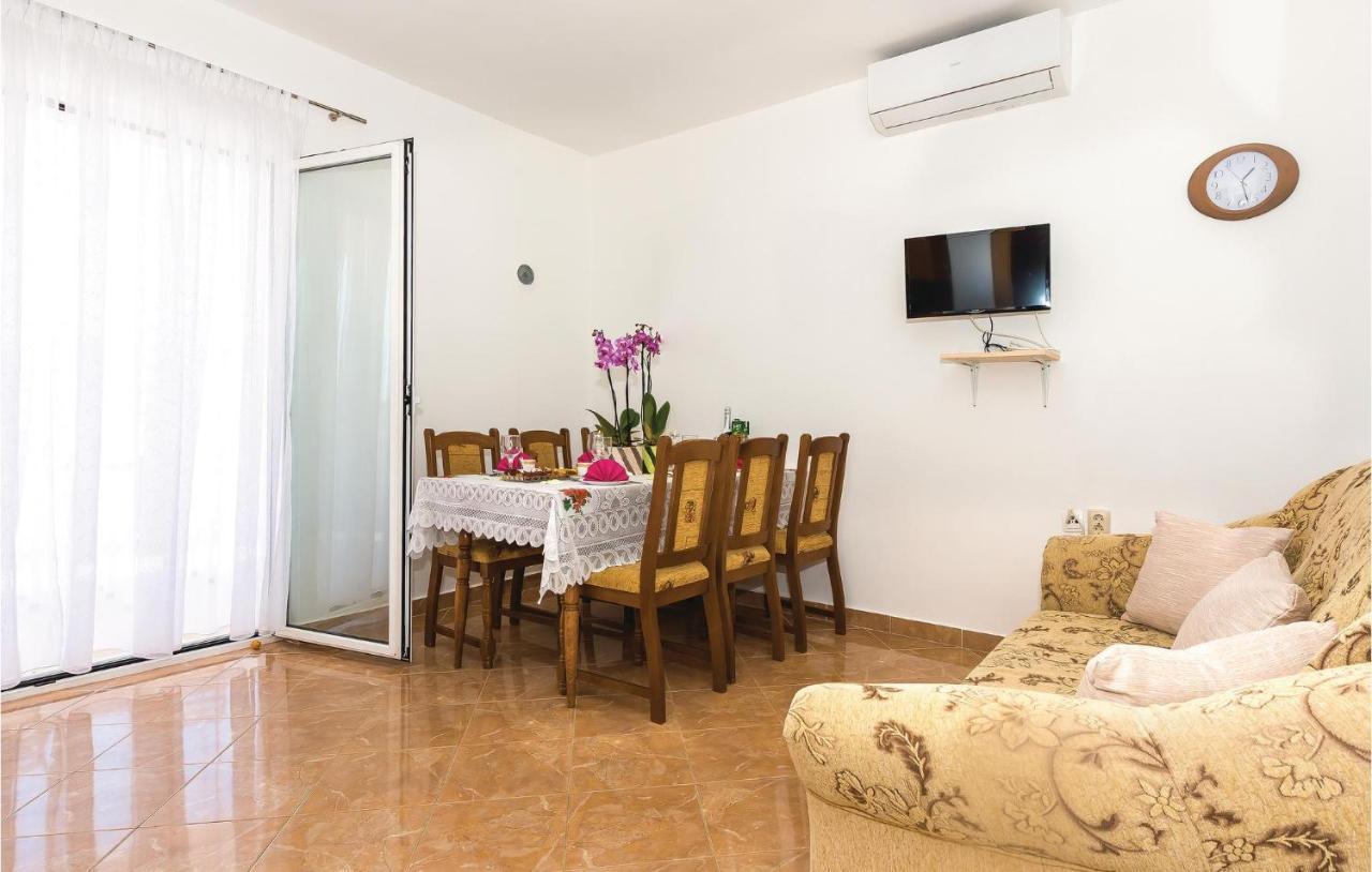 4 Bedroom Cozy Apartment In 沃迪切 外观 照片