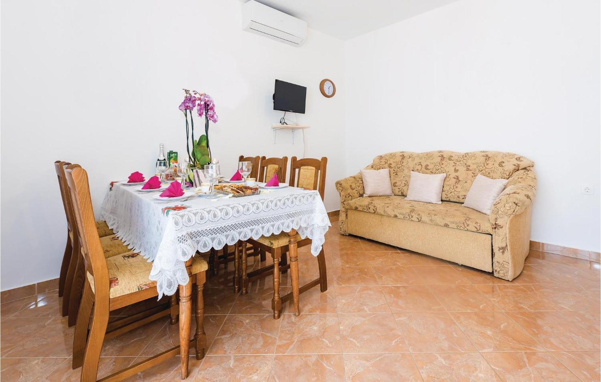 4 Bedroom Cozy Apartment In 沃迪切 外观 照片